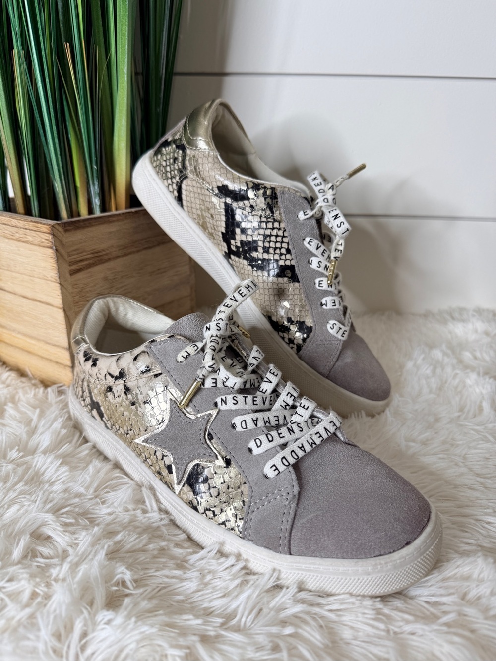 Steve Madden Mirage Suede Snake Print Lace Up Low Top Sneakers Grey Silver Sz 8 - Picture 2 of 9